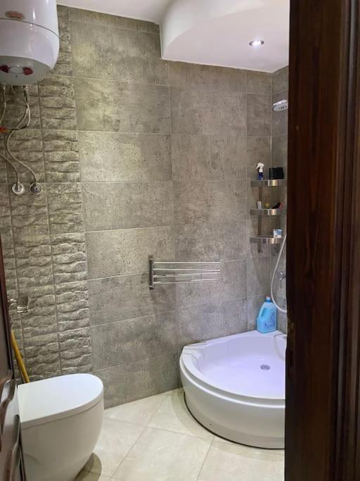 Shared Close To Airport Garden View مشترك بالقرب من المطار مطل على حديقة Apartamento Cairo