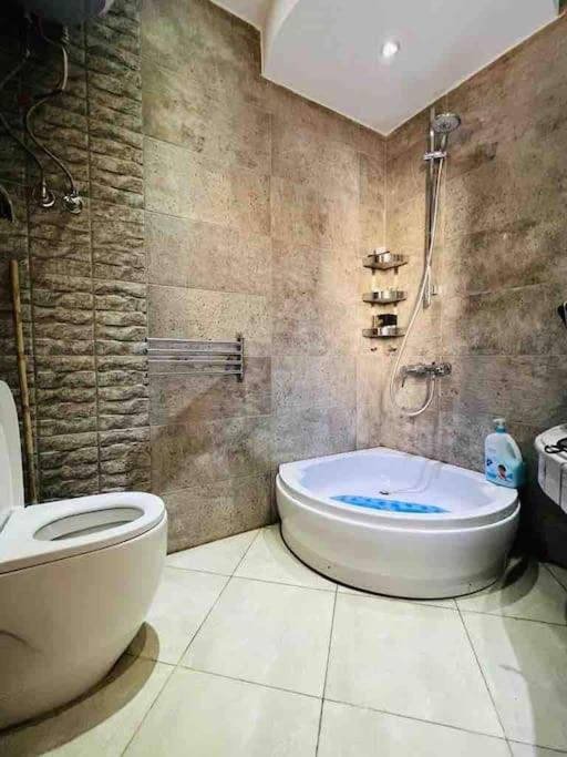 Shared Close To Airport Garden View مشترك بالقرب من المطار مطل على حديقة Apartamento Cairo